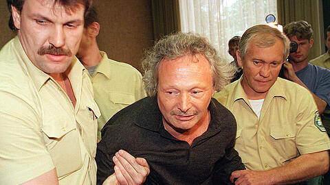 16.09.1999: Harald Z. wird von Justizbeamten ins Landgericht München geführt. Jetzt kam er wieder mit dem Gesetz in Konflikt.
