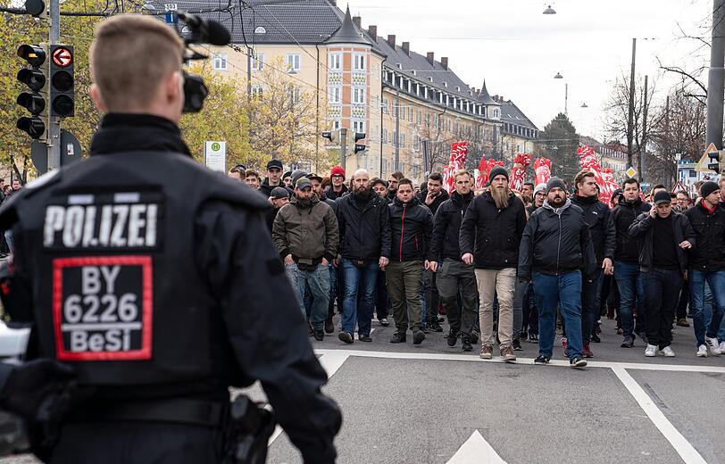 Die Fans des FC Bayern versammelten sich am Vormittag am Sendlinger Tor und reisten von dort aus weiter zum Wettersteinplatz.