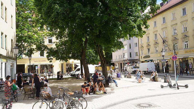 Wedekindplatz in München: Bei schönem Wetter, wenn junge Münchner den Platz besuchen, stellt sich abends ein italienisches Lebensgefühl ein.