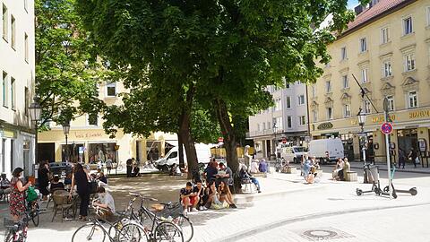Wedekindplatz in München: Bei schönem Wetter, wenn junge Münchner den Platz besuchen, stellt sich abends ein italienisches Lebensgefühl ein.