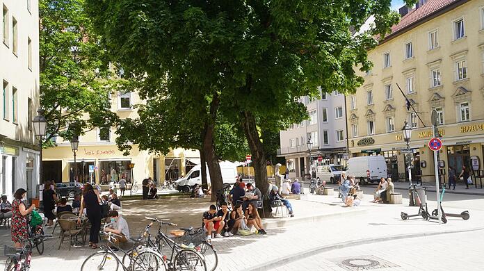 Der Wedekindplatz in München bei schönem Wetter