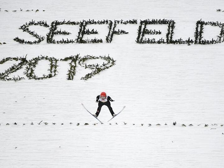 Kombinierer Fabian Rießle beim Sprung von der Normalschanze.