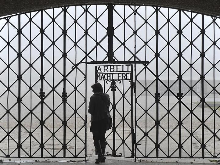 "Arbeit macht frei" steht an einem Tor zum ehemaligen Konzentrationslager Dachau. Foto: Andreas Gebert/dpa/Archivbild