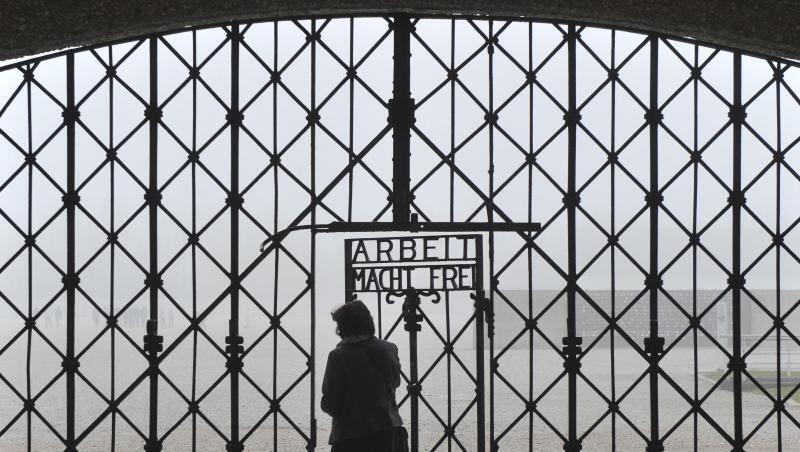 "Arbeit macht frei" steht an einem Tor zum ehemaligen Konzentrationslager Dachau. Foto: Andreas Gebert/dpa/Archivbild "Arbeit macht frei" steht an einem Tor zum ehemaligen Konzentrationslager Dachau. Foto: Andreas Gebert/dpa/Archivbild