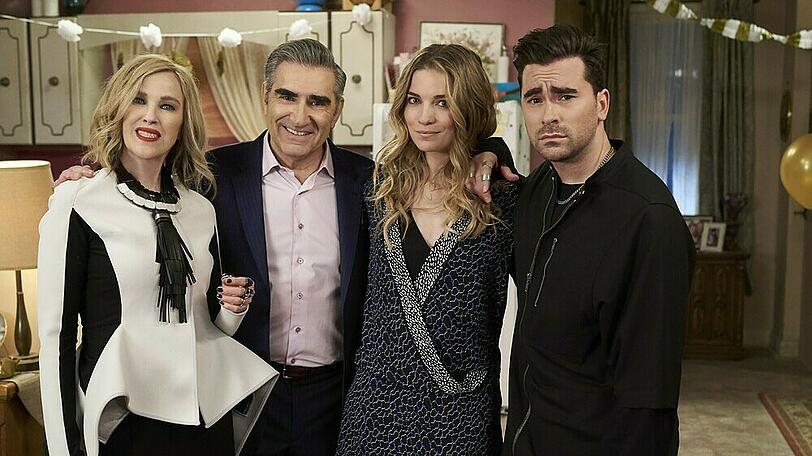 Die etwas andere Familie aus "Schitt's Creek" v.l.n.r.: Moira Rose (Catherine O'Hara), Johnny Rose (Eugene Levy), Alexis Claire Rose (Annie Murphy) und David Rose (Daniel Levy)