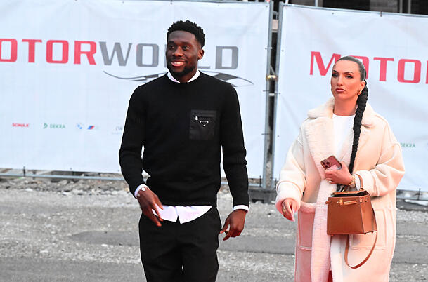 Erstmals ohne Krücken unterwegs: Alphonso Davies auf der Meisterparty des FC Bayern. Erstmals ohne Krücken unterwegs: Alphonso Davies auf der Meisterparty des FC Bayern.