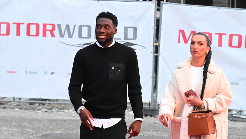 Erstmals ohne Krücken unterwegs: Alphonso Davies auf der Meisterparty des FC Bayern. Erstmals ohne Krücken unterwegs: Alphonso Davies auf der Meisterparty des FC Bayern.