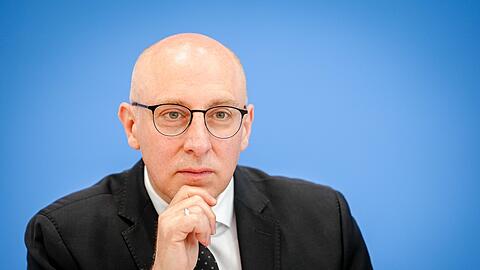 Im Juni stellte Sinan Selen - damals noch Vizepräsident des Bundesamtes für Verfassungsschutz - gemeinsam mit Bundesinnenminister Alexander Dobrindt (CSU) den Jahresbericht seiner Behörde für 2024 vor. (Archivbild)