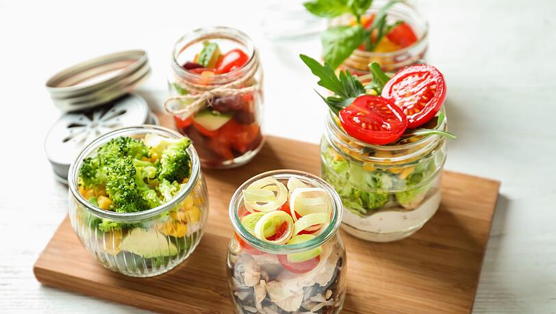 "Gesund kochen? Da habe ich keine Zeit für!" Eine Ausrede, die viele Menschen auf Lager haben und stattdessen in der Mittagspause regelmäßig an der Currywurstbude enden. Versuchen Sie lieber, das Wochenende zu nutzen, um leckere Mahlzeiten für die Folgetage vorzubereiten. Und dann können Sie mit gutem Gewissen zulangen. "Gesund kochen? Da habe ich keine Zeit für!" Eine Ausrede, die viele Menschen auf Lager haben und stattdessen in der Mittagspause regelmäßig an der Currywurstbude enden. Versuchen Sie lieber, das Wochenende zu nutzen, um leckere Mahlzeiten für die Folgetage vorzubereiten. Und dann können Sie mit gutem Gewissen zulangen.