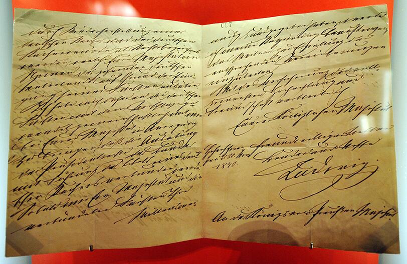 Koenig Ludwig II. und seine Zeit" im Schloss Herrenchiemsee auf der Herreninsel im Chiemsee. 125 Jahre nach dem Tod des bayerischen Koenigs Ludwig II. nimmt sich nun die Bayerische Landesausstellung 2011 der von Legenden umrankten Persoenlichkeit an.