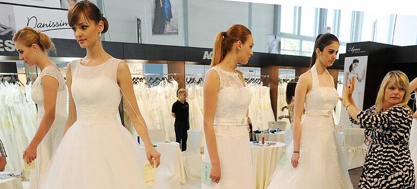Brautkleid bleibt Brautkleid: Den Traum in Weiß gibt es auf der Interbride immer noch, der Trend geht aber zu Creme-Tönen.