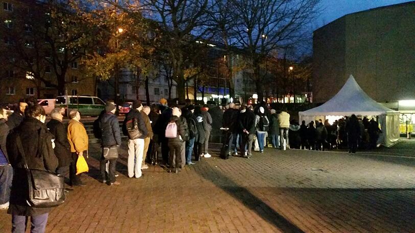 Schon am frühen Morgen bilden sich vor dem Gericht in München lange Schlangen.