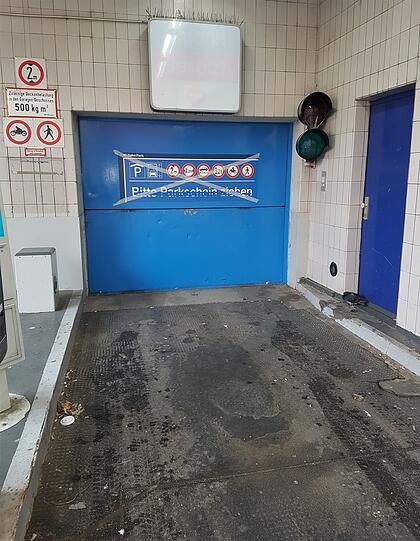 Gesperrt: Der alte Auto-Aufzug hat den Betrieb eingestellt.