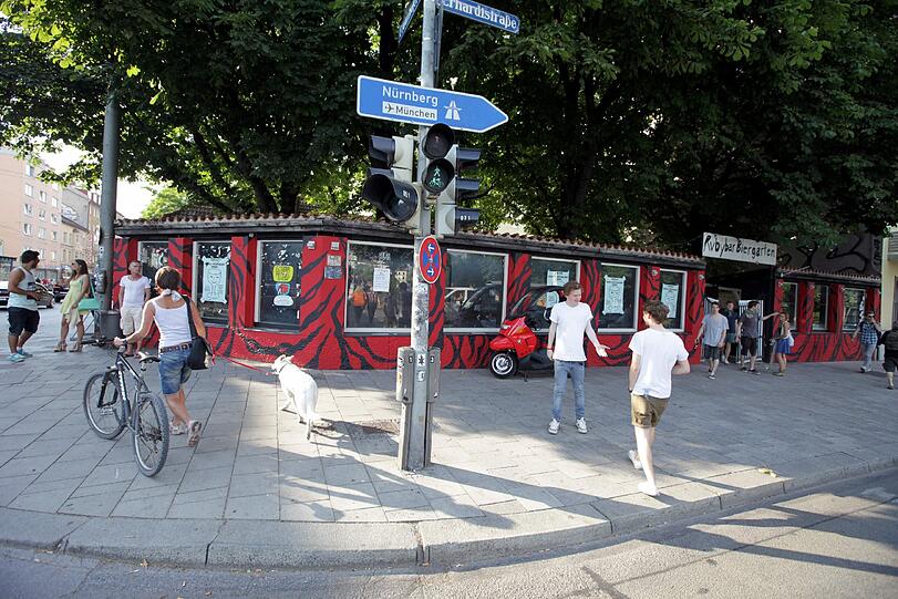 Das Eckgrundstück Fraunhofer-/Ecke Erhardtstraße: Noch kann man hier bei der Ruby Bar im schattigen Garten sitzen. Im Herbst ist Baubeginn für das neue Wohn- und Geschäftshaus.