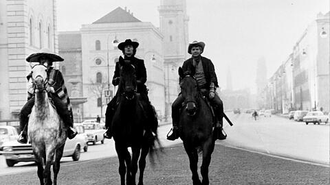 Schwabinger Kult: Towje W. Kleiner, Günther Maria Halmer und Frithjof Vierock reiten1974 in Dietls legendären &bdquo;Münchner Geschichten&ldquo; zwar nicht nach Sacramento, aber immerhin durchs Siegestor.