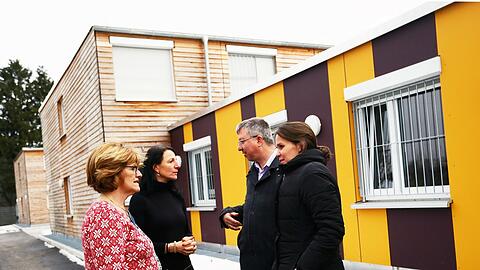 Die SPD-Stadträte Christian Müller (2. v. r.) und Verena Dietl (r.) besuchen die neue Flüchtlingsunterkunft an der Langwieder Straße. Hier kümmern sich Hausleiterin Inge Knobloch (l.) und Petra Bauer um 240 junge Männer. Im Hintergrund zwei der vier Trakte der Containeranlage.