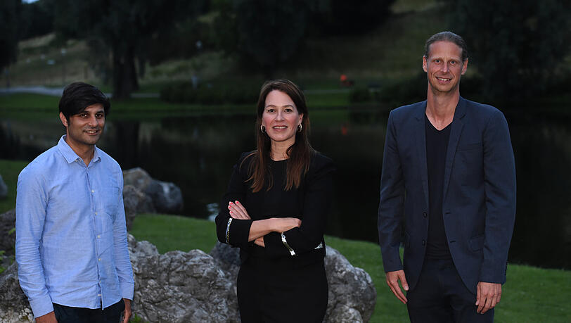 Der Produzent Maximilian Leo,(l-r) die Schauspielerin und Regisseurin Franka Potente und der Produzent Jonas Katzenstein kommen vor der Verleihung des Margot Hielscher-Preis zu einem Fototermin in der Nähe des Kino am Olympiasee. Der Produzent Maximilian Leo,(l-r) die Schauspielerin und Regisseurin Franka Potente und der Produzent Jonas Katzenstein kommen vor der Verleihung des Margot Hielscher-Preis zu einem Fototermin in der Nähe des Kino am Olympiasee.