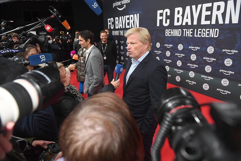 Oliver Kahn im Gespräch mit Reportern.