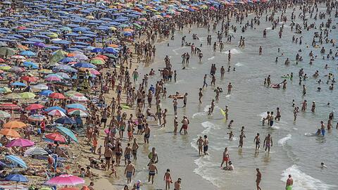 Übervolle Strände an der Playa Levante in Spanien.