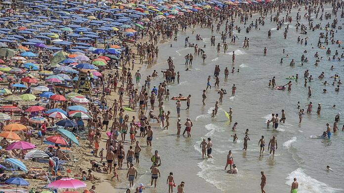 Übervolle Strände an der Playa Levante in Spanien.