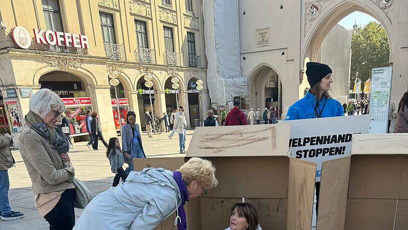 Passanten bleiben stehen, um sich mit den "Dahoam is Dahoam"-Stars über illegalen Welpenhandel auszutauschen. Passanten bleiben stehen, um sich mit den "Dahoam is Dahoam"-Stars über illegalen Welpenhandel auszutauschen.