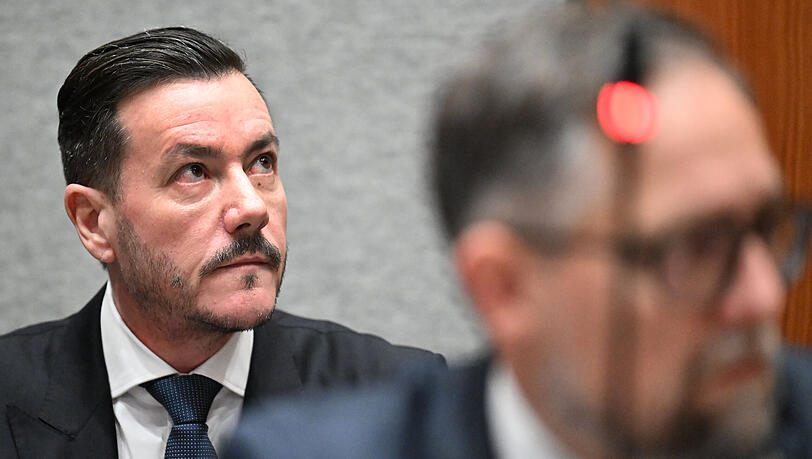 Zweiter Verhandlungstag im Landgericht Innsbruck: Der Angeklagte René Benko (links) sitzt hinter seinem Anwalt Norbert Wess.