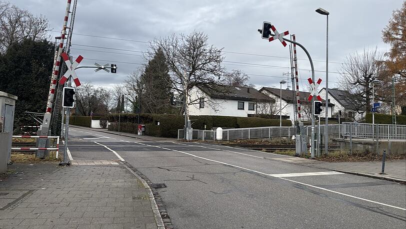 Die Schranke am Pullacher Bahnhof - für viele wartet man hier zu lang. Die Schranke am Pullacher Bahnhof - für viele wartet man hier zu lang.