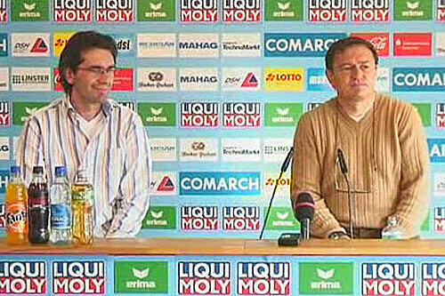 Pressesprecher Robert Hettich und Löwen-Coach Ewald Lienen in der Pressekonferenz