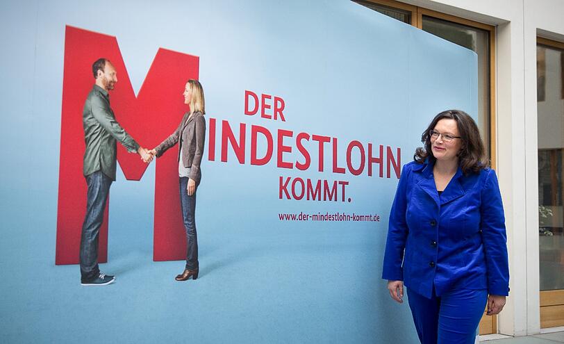 Die Bundesministerin für Arbeit und Soziales, Andrea Nahles (SPD), posiert in Berlin vor einem Plakat zum Mindestlohn. Nahles erklärte bei einer Pressekonferenz die Rahmenbedingungen für den flächendeckenden Mindestlohn.