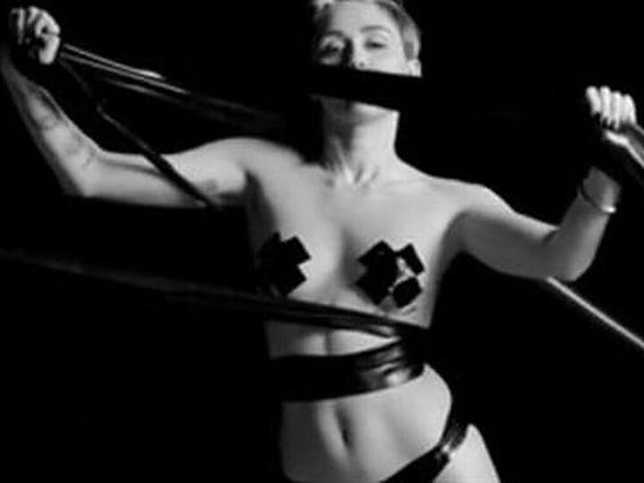 Miley Cyrus präsentiert sich in einem Hauch von Latex