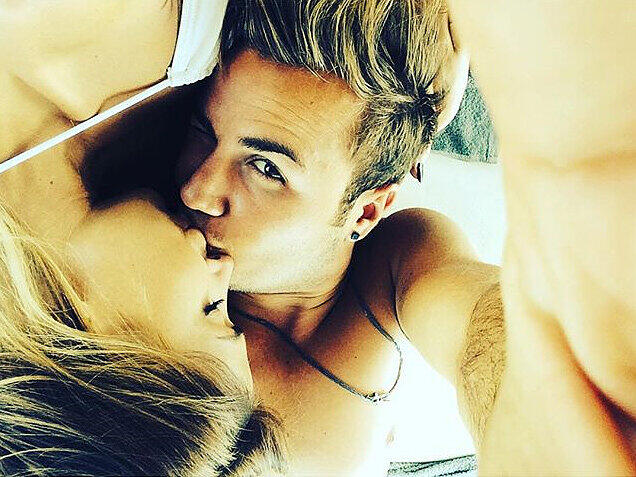 &bdquo;In Liebe&ldquo; &ndash; und das sieht man: Mario Götze und Freundin Ann-Kathrin Brömmel.