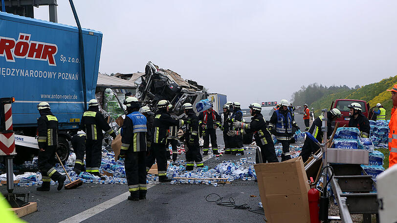 Bei einem schweren Lkw-Unfall auf der A6 behinderten dreiste Gaffer die Rettungsmaßnahmen massiv. Die Bilder von der Unfallstelle.