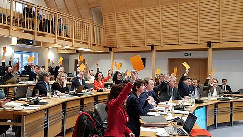 Im Plenum kommt es am Dienstag zum Eklat, als das bürgerliche Lager um die CSU und Freie Wähler die Debatte für beendet erklärt, bevor sie überhaupt stattfinden kann.