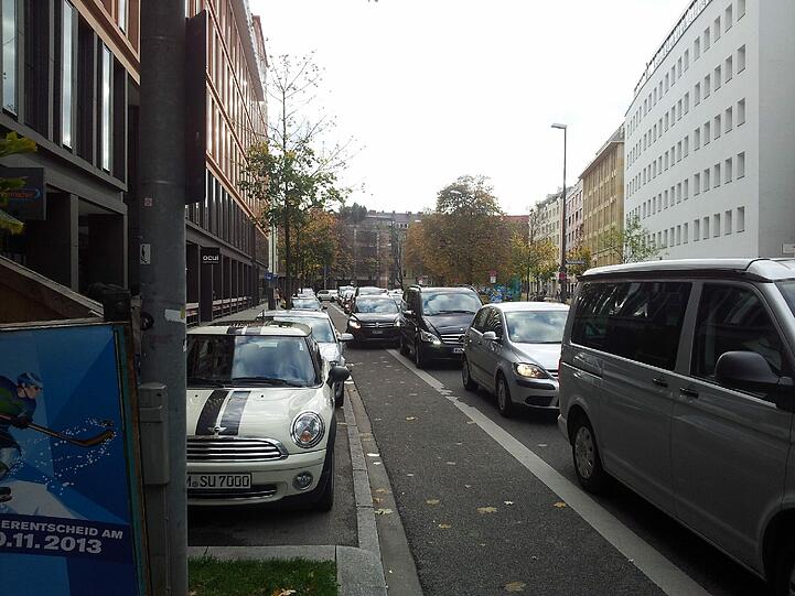 Das hat Folgen, vor allem auf dem Oberanger. Der Verkehr staut sich. Nichts geht mehr.