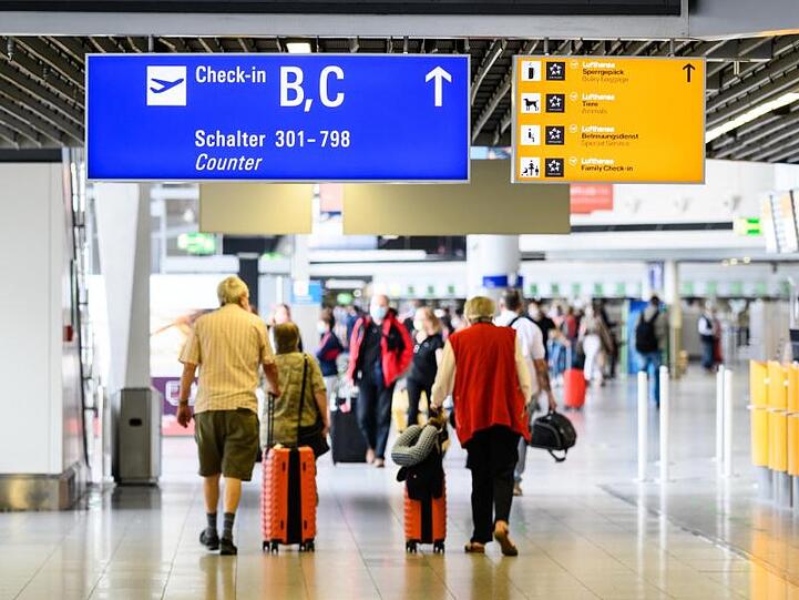 Reisende am Frankfurter Flughafen in der Abflughalle im Terminal 1.