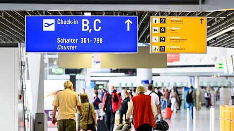 Reisende am Frankfurter Flughafen in der Abflughalle im Terminal 1.