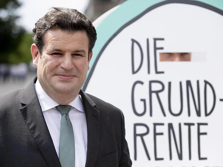 Hubertus Heil (SPD), Bundesarbeitsminister, vor dem Bundestag.