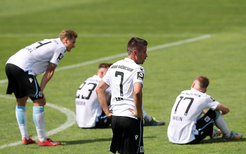 Pure Enttäuschung: Die Löwen nach dem verpassten Aufstieg gegen Ingolstadt.