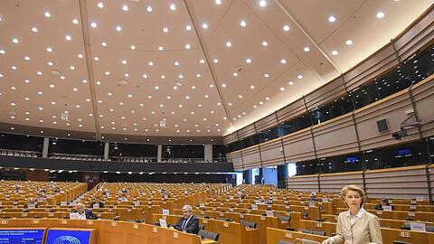 Ursula von der Leyen bei der Sondersitzung im Europäischen Parlament.