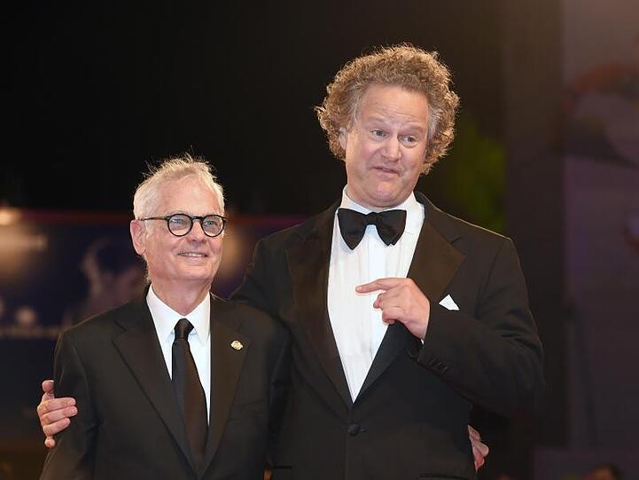 Regisseur Florian Henckel von Donnersmarck (r) und der Kameramann Caleb Deschanel bei der Premiere von "Werk ohne Autor" in Venedig.