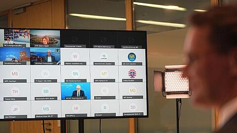 NRW-Ministerpräsidnt Hendrik Wüst spricht zu Beginn der MPK in einer Videokonferenz.