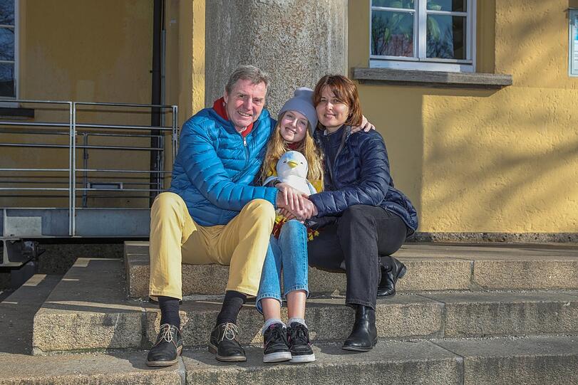 In Sicherheit: Uwe M. mit seiner Tochter Sabina und Freundin Alla glücklich in München. Sogar der Pinguin hat die Flucht aus der Ukraine überstanden.
