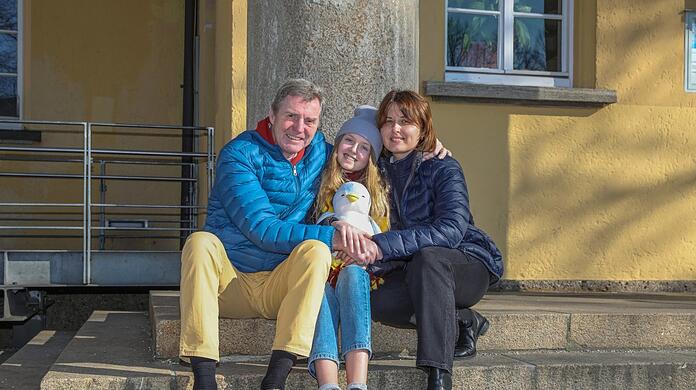 In Sicherheit: Uwe M. mit seiner Tochter Sabina und Freundin Alla glücklich in München. Sogar der Pinguin hat die Flucht aus der Ukraine überstanden.