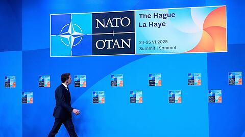 In Den Haag geht es unter anderem um sehr viel Geld - die Mitgliedsstaaten wollen sich auf deutlich höhere Investitionen in ihr Militär verständigen.