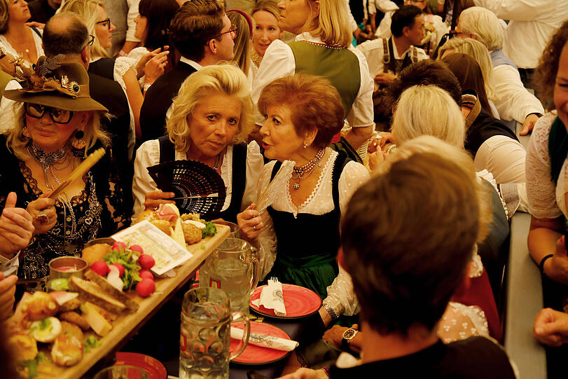 Caroline Reiber feiert gut gelaunt auf dem Oktoberfest.