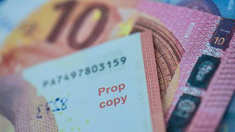 In der Umh&auml;ngetasche des Mannes fand die Polizei zwei B&uuml;ndel mit 20-Euro-Scheinen im Gesamtwert von 3.400 Euro. (Symbolbild)