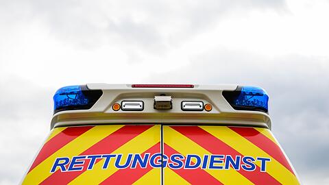 Der Rettungswagen bringt die Seniorin mit schwersten Verletzungen in die Klinik. (Symbolbild)