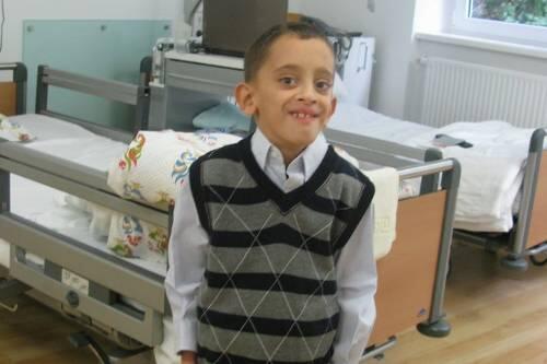 Glücklich und dankbar: Gut gelaunt posiert Abdalaziz kurz vor der Heimreise in seinem Klinik-Zimmer.