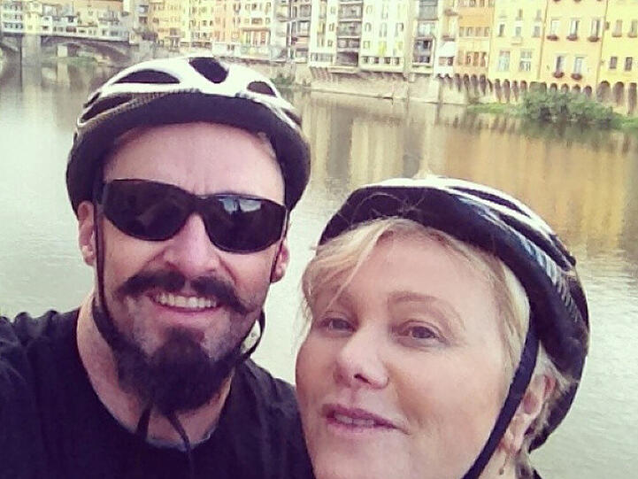 Hugh Jackman strahlt mit seiner Frau Deborra beim Fahrradfahren