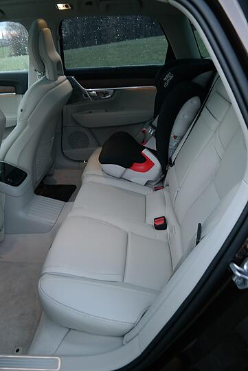 Der Volvo V90 erweist sich auf längeren Strecken als eleganter Wellness-Tempel sogar im Fond.
